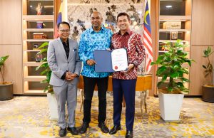 Ramelle Ashram, Ahsim sertai Ahli Lembaga PTPK Menteri Sumber Manusia, Datuk SeriRamanan Ramakrishnan menyampaikan watikah pelantikan kepada Ramelle Ashram Ramli dan Ahsim Jamat