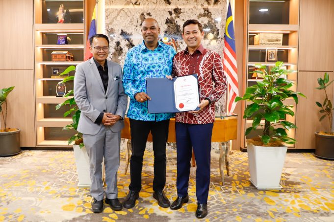Menteri Sumber Manusia, Datuk SeriRamanan Ramakrishnan menyampaikan watikah pelantikan kepada Ramelle Ashram Ramli dan Ahsim Jamat