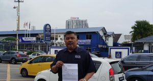 Presiden MCW, Jais Abdul Karim membuat laporan polis di Ibu Pejabat Polis Daerah (IPD) Kajang