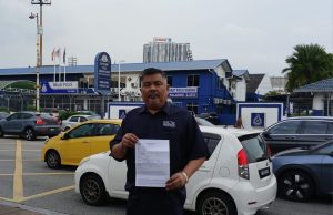 Presiden MCW, Jais Abdul Karim membuat laporan polis di Ibu Pejabat Polis Daerah (IPD) Kajang