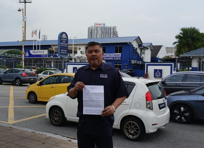 Presiden MCW, Jais Abdul Karim membuat laporan polis di Ibu Pejabat Polis Daerah (IPD) Kajang