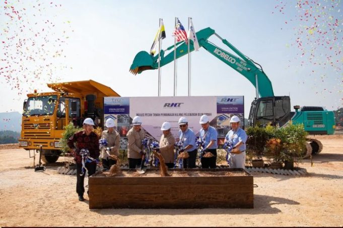 Menteri Besar Perak, Datuk Seri Saarani Mohamad ketika Majlis Pecah Tanah Pembinaan Kilang Peleburan Bijih Timah Rahman Hydraulic Tin (RHT) Sdn Bhd di Pengkalan Hulu, baru-baru ini. Foto, PEJABAT MB PERAK. perlombongan industri mineral negara Perak Sejahtera 2030