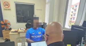 Pegawai penguat kuasa MCMC menjalankan rakaman percakapan terhadap seorang suspek yang dipercayai terlibat dalam penyebaran maklumat palsu berkaitan kenaikan harga bahan api.