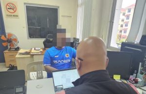 MCMC siasat lima individu sebar maklumat palsu kenaikan harga bahan api Pegawai penguat kuasa MCMC menjalankan rakaman percakapan terhadap seorang suspek yang dipercayai terlibat dalam penyebaran maklumat palsu berkaitan kenaikan harga bahan api.