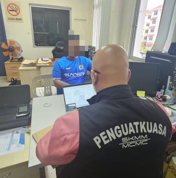 Pegawai penguat kuasa MCMC menjalankan rakaman percakapan terhadap seorang suspek yang dipercayai terlibat dalam penyebaran maklumat palsu berkaitan kenaikan harga bahan api.