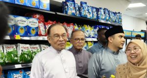 Datuk Seri Anwar Ibrahim menjadi pelanggan pertama membeli barangan keperluan di Madani Mart Indera Mahkota 8.