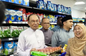 Datuk Seri Anwar Ibrahim menjadi pelanggan pertama membeli barangan keperluan di Madani Mart Indera Mahkota 8.