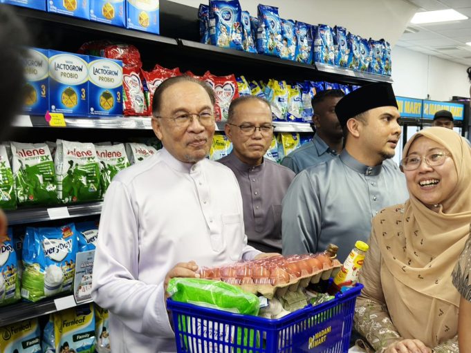 Datuk Seri Anwar Ibrahim menjadi pelanggan pertama membeli barangan keperluan di Madani Mart Indera Mahkota 8.