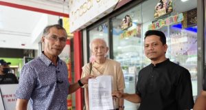 Sekumpulan aktivis dan pengasas PPKR hari ini berpiket di hadapan pejabat Invoke