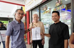 Sekumpulan aktivis dan pengasas PPKR hari ini berpiket di hadapan pejabat Invoke
