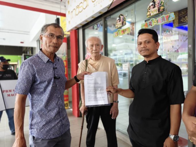 Sekumpulan aktivis dan pengasas PPKR hari ini berpiket di hadapan pejabat Invoke