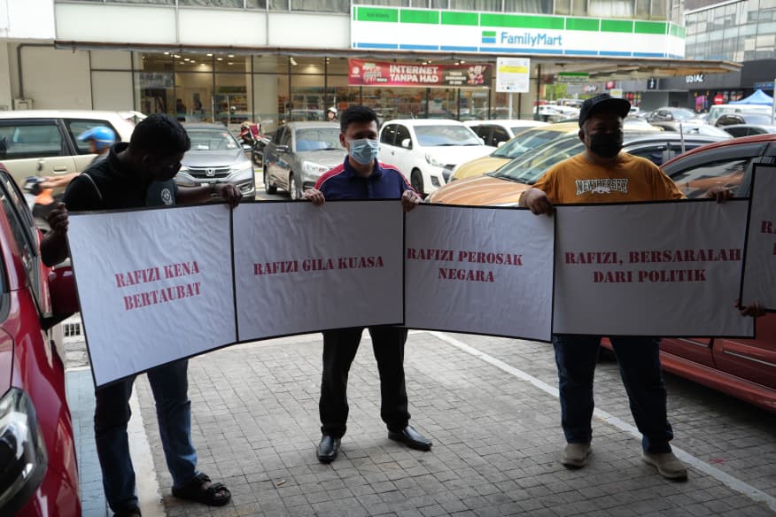 Mereka turut membawa sepanduk mendesak Rafizi agar bersara daripada politik.