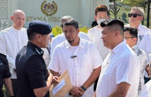 Serah memorandum kepada Agong, Albert Tei desak tindakan terhadap Azam Baki
