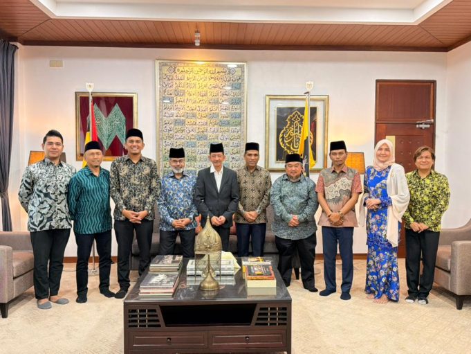 CEO Batik Air, Datuk Chandran Rama Muthy mengadap Tunku Besar Tampin, Kol.(K) Tunku Syed Razman ibni Almarhum Tunku Syed Idrus Al-Qadri CEO Batik Air, Datuk Chandran Rama Muthy mengadap Tunku Besar Tampin, Kol.(K) Tunku Syed Razman ibni Almarhum Tunku Syed Idrus Al-Qadri