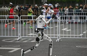 Humans far behind as robot breaks record at Beijing half marathon