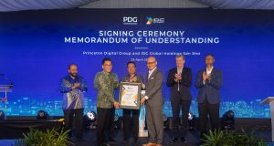 Lih Kang bersama Ting Han menandatangani plak perasmian fasiliti pusat data hiperskala hijau JH1 Fasa 4 dan Fasa 5 milik PDG di kampus Sedenak, Johor.