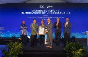Lih Kang bersama Ting Han menandatangani plak perasmian fasiliti pusat data hiperskala hijau JH1 Fasa 4 dan Fasa 5 milik PDG di kampus Sedenak, Johor.
