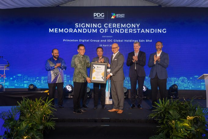 Lih Kang bersama Ting Han menandatangani plak perasmian fasiliti pusat data hiperskala hijau JH1 Fasa 4 dan Fasa 5 milik PDG di kampus Sedenak, Johor.