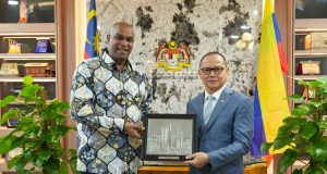 Datuk Seri R Ramanan menerima kunjungan hormat Menteri Pelindungan Pekerja Migran Indonesia, Mukhtarudin bersama delegasinya ke pejabat beliau.