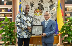 Malaysia, Indonesia perkukuh kerjasama lindungi pekerja Datuk Seri R Ramanan menerima kunjungan hormat Menteri Pelindungan Pekerja Migran Indonesia, Mukhtarudin bersama delegasinya ke pejabat beliau.