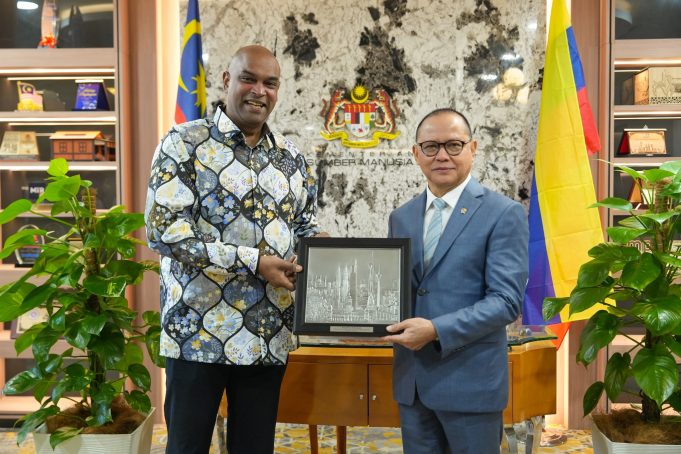 Datuk Seri R Ramanan menerima kunjungan hormat Menteri Pelindungan Pekerja Migran Indonesia, Mukhtarudin bersama delegasinya ke pejabat beliau.