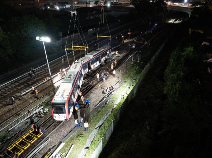 Dua lagi gerabak tren yang tergelincir berhampiran Stesen Chan Sow Lin baru-baru ini, berjaya dinaikkan semula ke landasan, pagi tadi.