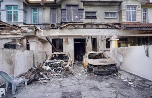 Ahlong Singapura baling bom petrol, empat rumah terbakar