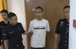 ‘Budak suruhan’ along Singapura didakwa simbah cat merah di dua rumah