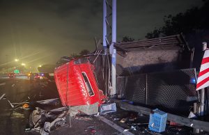 Kelindan maut lori rempuh besi pembahagi jalan, tiang papan tanda
