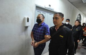 Dua bekas ketua balai polis didakwa terima, minta rasuah