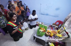 Penghormatan Terakhir Untuk ‘Ayah, Emak’