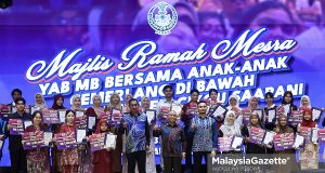 Menteri Besar Perak, Datuk Seri Saarani Mohamad bergambar bersama pelajar cemerlang Sijil Pelajaran Malaysia (SPM) 2025 yang menerima insentif khas sebanyak RM1,000 pada Majlis Ramah Mesra YAB MB Bersama Anak-anak Cemerlang di bawah Program Tuisyen Cikgu Saarani di Bangunan Perak Darul Ridzuan, Ipoh. Foto ABDULLAH YUSOF 07 MEI 2026.