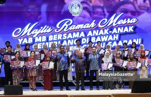 Menteri Besar Perak, Datuk Seri Saarani Mohamad bergambar bersama pelajar cemerlang Sijil Pelajaran Malaysia (SPM) 2025 yang menerima insentif khas sebanyak RM1,000 pada Majlis Ramah Mesra YAB MB Bersama Anak-anak Cemerlang di bawah Program Tuisyen Cikgu Saarani di Bangunan Perak Darul Ridzuan, Ipoh. Foto ABDULLAH YUSOF 07 MEI 2026.