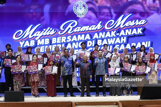 PROGRAM TUISYEN CIKGU SAARANI Menteri Besar Perak, Datuk Seri Saarani Mohamad bergambar bersama pelajar cemerlang Sijil Pelajaran Malaysia (SPM) 2025 yang menerima insentif khas sebanyak RM1,000 pada Majlis Ramah Mesra YAB MB Bersama Anak-anak Cemerlang di bawah Program Tuisyen Cikgu Saarani di Bangunan Perak Darul Ridzuan, Ipoh. Foto ABDULLAH YUSOF 07 MEI 2026.