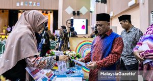 Menteri Besar Perak, Datuk Seri Saarani Mohamad melawat reruai pameran pada Majlis Perasmian Karnival Penyelidikan dan Inovasi Pendidikan Peringkat Antarabangsa di Dewan Institut Tadbiran Islam Perak, Ipoh, pada Khamis. Foto ANIQ NABILAFIQ ANUAR, 14 MEI 2026.