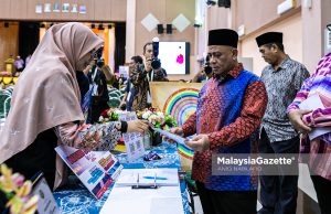Menteri Besar Perak, Datuk Seri Saarani Mohamad melawat reruai pameran pada Majlis Perasmian Karnival Penyelidikan dan Inovasi Pendidikan Peringkat Antarabangsa di Dewan Institut Tadbiran Islam Perak, Ipoh, pada Khamis. Foto ANIQ NABILAFIQ ANUAR, 14 MEI 2026.
