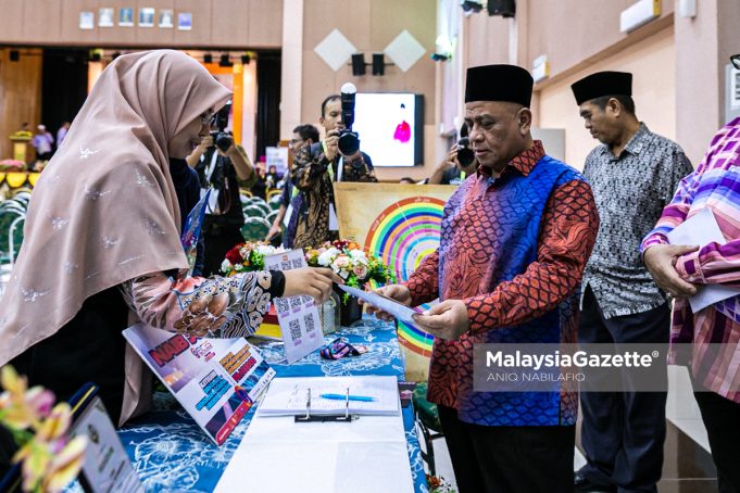 KARNIVAL PENYELIDIKAN INOVASI ANTARABANGSA Menteri Besar Perak, Datuk Seri Saarani Mohamad melawat reruai pameran pada Majlis Perasmian Karnival Penyelidikan dan Inovasi Pendidikan Peringkat Antarabangsa di Dewan Institut Tadbiran Islam Perak, Ipoh, pada Khamis. Foto ANIQ NABILAFIQ ANUAR, 14 MEI 2026.