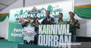Pengarah urusan syarikat ladang ternakan Tayyib Ranch San Bhd, Mohd Sakhedan Sidek (kanan) bersama Ketua Polis Daerah Kuala Langat, Superintenden Mohd Akmalrizal Radzi (tengah), Pengerusi Kumpulan Aptrasco Group Pengarah Urusan Tayyib Ranch Sdn. Bhd, Lui Sze Chiang (kiri) dan Pengarah Tayyib Ranch Sdn. Bhd., Mohammad Masudur Rahman (dua dari kiri) bergambar pada Karnival Qurban 2026 di Kg Sungai Kelambu Banting, Selangor. Foto AIZAT ZAINAL, 22 MEI 2026. Lui Sze Chiang lembu sado korban Aidiladha