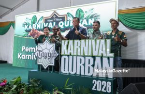 Pengarah urusan syarikat ladang ternakan Tayyib Ranch San Bhd, Mohd Sakhedan Sidek (kanan) bersama Ketua Polis Daerah Kuala Langat, Superintenden Mohd Akmalrizal Radzi (tengah), Pengerusi Kumpulan Aptrasco Group Pengarah Urusan Tayyib Ranch Sdn. Bhd, Lui Sze Chiang (kiri) dan Pengarah Tayyib Ranch Sdn. Bhd., Mohammad Masudur Rahman (dua dari kiri) bergambar pada Karnival Qurban 2026 di Kg Sungai Kelambu Banting, Selangor. Foto AIZAT ZAINAL, 22 MEI 2026. Lui Sze Chiang lembu sado korban Aidiladha