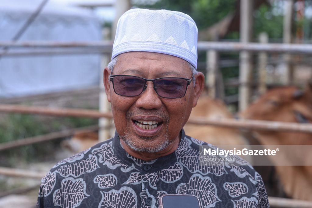 Pengunjung, Haji Sidek,70 bercakap pada media berkenaan Karnival Qurban 2026 di Kg Sungai Kelambu Banting, Selangor. Foto AIZAT ZAINAL, 22 MEI 2026.