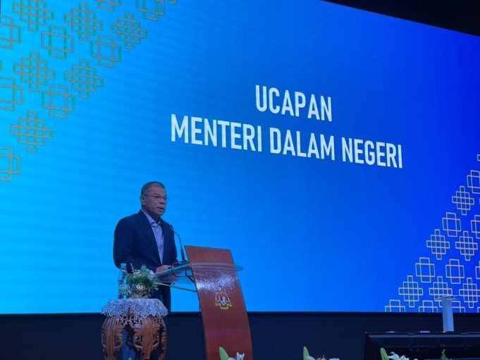 Menteri Dalam Negeri, Datuk Seri Saifuddin Nasution Ismail.