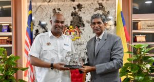 Menteri Sumber Manusia, Datuk Seri R Ramanan bersama Pesuruhjaya Tinggi India ke Malaysia, B. N. Reddy