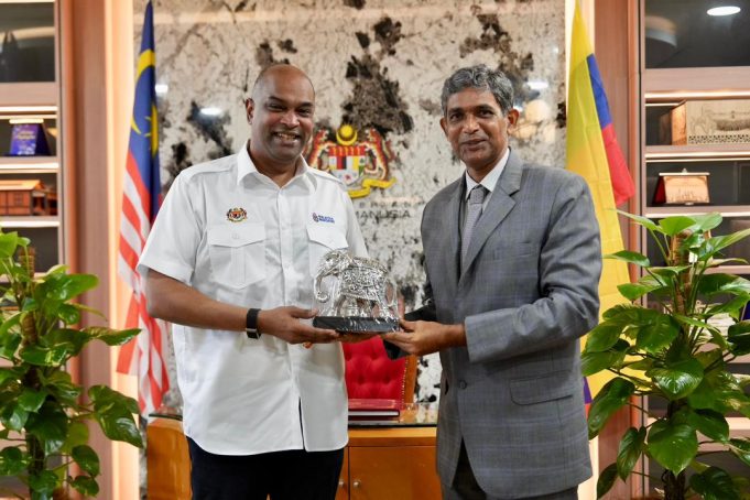 Menteri Sumber Manusia, Datuk Seri R Ramanan bersama Pesuruhjaya Tinggi India ke Malaysia, B. N. Reddy Menteri Sumber Manusia, Datuk Seri R Ramanan bersama Pesuruhjaya Tinggi India ke Malaysia, B. N. Reddy