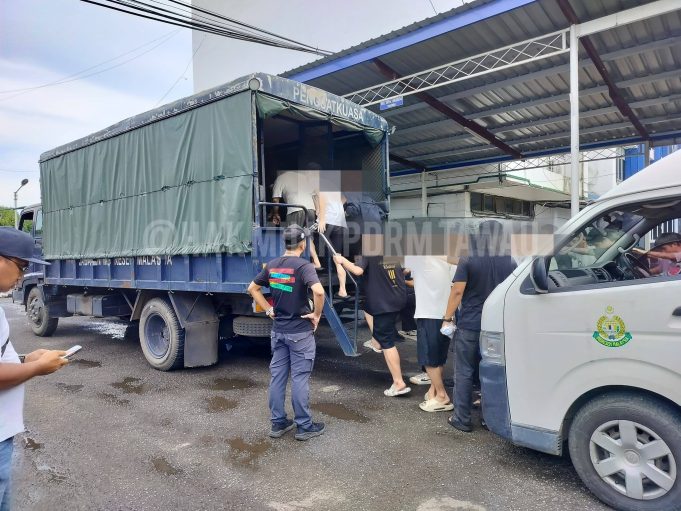 Seramai 28 warga asing yang mengaku bersalah atas tuduhan terlibat dalam kegiatan pusat panggilan penipuan atau calling center scam diusir keluar ke negara asal.