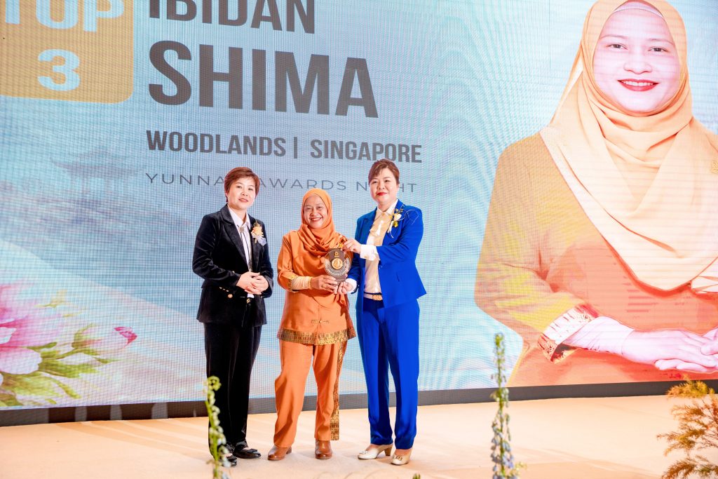 Bidan Shima dari Woodlands, Singapura menerima pengiktirafan dalam iBidan Yunnan Awards Night 2026 atas komitmen dan prestasi beliau bersama iBidan.