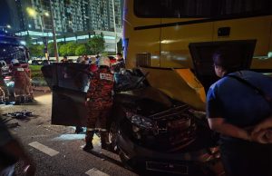 Wanita maut selepas kereta rempuh belakang bas diparkir tepi jalan
