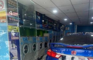 Wanita tertekan pedal minyak, kereta rempuh kedai dobi