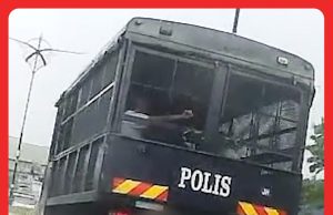 Jalan Licin Punca Lori Bawa Banduan Nyaris Terbalik #MGFlash