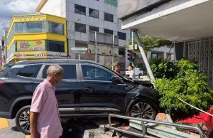 SUV dipercayai alami masalah stereng, terbabas rempuh bangunan