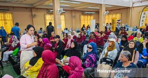 Sebahagian warga emas yang mendengar ceramah kesihatan pada program WE Fit Dewan Undangan Negeri (DUN) Kepayang di Dewan Greentown, Rumah Pangsa Jalan Hospital, Ipoh baru-baru ini. Foto Rosdalilah Zahari warga emas fit aktif